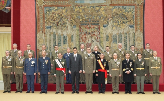 Fotografía de grupo de Su Alteza Real el Príncipe de Asturias con delegados de Defensa